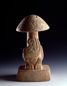 前哥伦比亚艺术、玛雅文明、前古典时期：真菌形状的玄武岩雕塑，描绘了一条程式化的蛇。 来自危地马拉的 Kaminaljuyu。 暗淡。 28.5 x 宽 15.8 厘米危地马拉国家考古博物馆