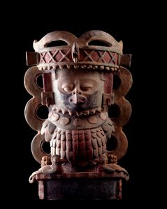 前哥伦比亚艺术、玛雅文明、古典时期：拟人粘土中的香花瓶装饰了戴着格查尔鸟面具的人物形象。 来自危地马拉太阳报。 H。 47 x 宽 30 厘米危地马拉，Museo Nazionale di Arch