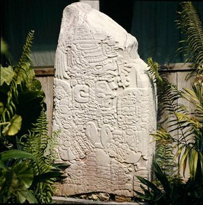 蒂卡尔的第2块石碑，早期古典时期（公元300-600年）（石头）。 作者 玛雅玛雅人