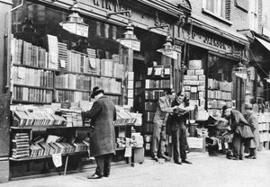 伦敦查令十字路（Charing Cross Road）的一家书店，1926-1927年。