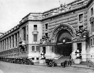 伦敦滑铁卢车站，1926-1927年。