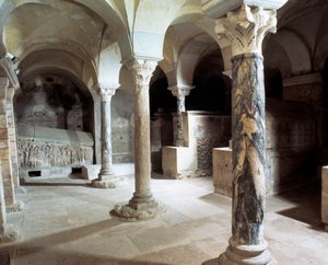 Merovingian 艺术：Jouarre 修道院的地下室景观。 公元七世纪。 塞纳河和马恩河 作者 Merovingian