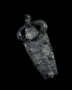 墨洛温王朝的艺术：银质大马士革铁质皮带扣板。公元650-700年。巴黎，卡纳瓦莱博物馆。