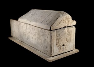 Merovingian 艺术：7 世纪 Charenton sur Cher 的石棺。