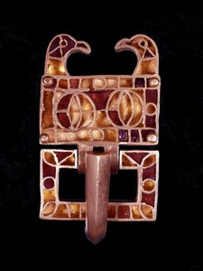 Jewel decorated with bird heads (France) from the 6th century.Musée de Saint-Germain en Laye