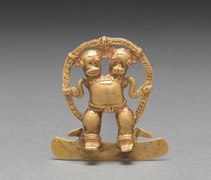 双头吊坠，c。 700-1550（铸造和锤打金）
