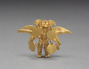 翅形吊坠，c。 1000-1550（铸造和锤打金）