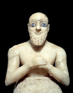 美索不达米亚艺术：总督 Ebih-il 雕像。 青金石、贝壳、青金石和片岩雕塑，约公元前 2500 年（苏美尔时期，约公元前 2900-2200 年）。 来自玛丽。 高度：0.525 m。 巴黎，卢浮宫博物馆 作者 美索不达米亚