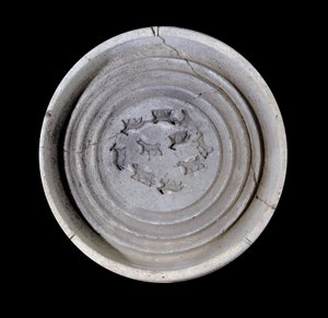 美索不达米亚：动物陶器杯。公元前1750年。出自Zimrilim a Mari国王宫殿的皇家餐具。巴黎，卢浮宫博物馆 作者 美索不达米亚