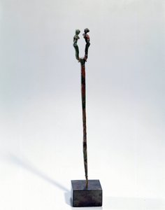 东方艺术：钉两个字符的头饰。 青铜器，约公元前 3300 - 3200 年（乌里克时期，美索不达米亚）。 来自泰洛。 高 18 厘米。 巴黎，卢浮宫 作者 美索不达米亚