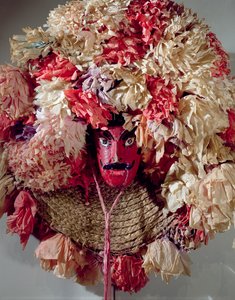 庆祝墨西哥年度Guelaguetza节日的服装面具（木头，编结稻草和纸）
