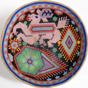 来自墨西哥Sierra Madre的Huichol碗（纺织品） 作者 墨西哥学校