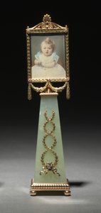 裱框模型：彼得·卡尔·法贝热（Peter CarlFabergé）（1846-1920）公司的大公爵夫人奥尔加肖像，约翰内斯·泽恩格拉夫（Johannes Zehngraf）（1857-1908）在1896年之前作的微型画（金，红宝石，钻石，水粉，象牙，玻璃）（另请参见499672） ＆499674）