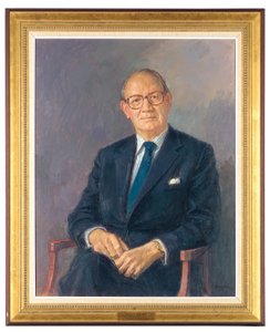 奥丁顿勋爵（Lord Aldington）的肖像，坐着穿着深色西服