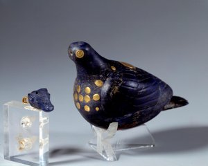 Eastern antiquite: dove in lapis lazuli (lapis lazuli) and gold. From the Susa website. Medio-elamite period (Iran). 1200 BC Paris, Louvre Museum 作者 中古花岗岩时代