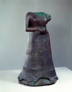 埃兰文明：纳皮尔阿苏女王铜像，上面刻有埃兰碑文。 公元前 1250 年。 来自伊朗苏萨的遗址。 太阳 1,29x0,73 m 巴黎，卢浮宫博物馆 作者 中古花岗岩时代