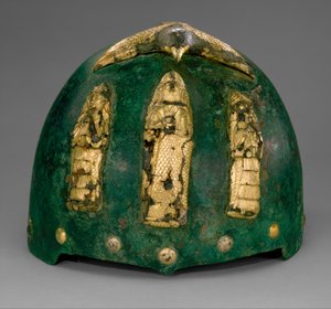 头盔上有神像，下面是一只伸出翅膀的鸟，约公元前1500-1100年（青铜，沥青上的金箔）。 作者 中古花岗岩时代