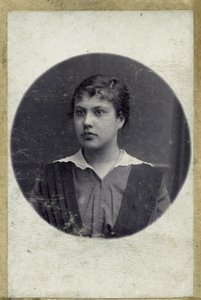 年轻女孩的复古肖像。拍摄于 1914 年左右（照片） 作者 