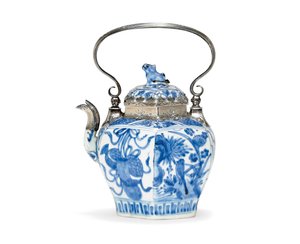 蓝色和白色茶壶和盖子（陶瓷和银色） 作者 明代中文学校