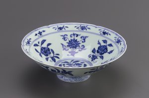 碗有圆锥形边和叶缘，江西景德镇，1426-35（瓷器与钴颜料在透明无色釉下）
