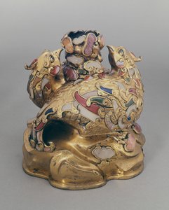 中国镀金铜酒器以凤凰在岩石上的形式 作者 明代中文学校