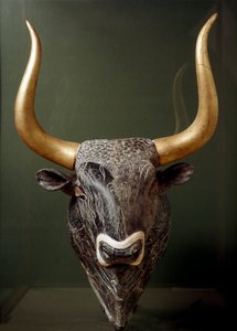 米诺斯艺术：来自克里特岛克诺索斯小宫 (Knossos) 的公牛头形状的 rhython 或 rhyton 或 rython（玻璃器具）。 公元前 1550-1500 年。 伊拉克利翁考古博物馆 - 米诺斯艺术：带金角的公牛头纹（礼仪玻璃） 作者 美浓