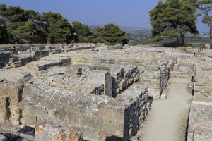 Phaistos.North 东复合体的米诺斯考古遗址。 直接毗邻旧宫殿的四个房间的综合体。 这些房间用来存放贵重的仪式器皿。 著名的带有象形文字的“费斯托斯圆盘”和其他 作者 美浓