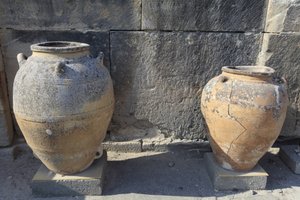 菲斯托斯的米诺斯时代考古遗址。大型Pithoi（储物罐），在中央法庭旁发现。克里特岛。 作者 美浓