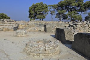 Minoan archeological site of Phaistos. Part of the North East Complex. Complex of four rooms directly adjoining the old palace. These rooms were used to store valuable ritual vessels. The famous “” Phaistos disc”” bearing hieroglyphic writing was found her 作者 美浓