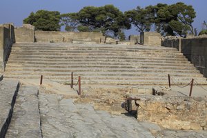 菲斯托斯的米诺斯考古遗址。楼梯从西院开始，通向Propylaea，这是新宫殿的主要和最令人印象深刻的入口，台阶形成了剧院区的座位，用于宗教活动和表演。 作者 美浓
