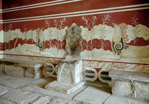 米诺斯文明：克诺索斯(Knossos)的米诺斯国王宫殿的宝座室的景色。克里特岛--米诺斯文明：克诺索斯的米诺斯国王宫殿的王座室的景色。克里特岛，希腊 作者 美浓