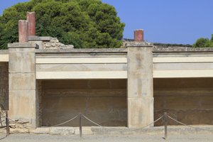 克诺索斯的米诺恩考古遗址。 西厢房; Aera 被 A. Evans 称为“三方神社”。 神殿内发现了许多宗教物品，如粘土板或粘土印章，可能与神殿档案有关。 克诺索斯，克里特岛。 作者 美浓