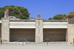 克诺索斯的米诺恩考古遗址。 西厢房; Aera 被 A. Evans 称为“三方神社”。 神殿内发现了许多宗教物品，如粘土板或粘土印章，可能与神殿档案有关。 克诺索斯，克里特岛。 作者 美浓