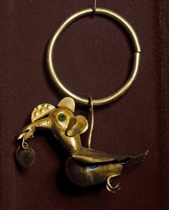 Precolombian art, Mochica culture (Ugly, mochique): earring with bird in gold. 200-500 apres JC Private Collection 作者 莫切莫切