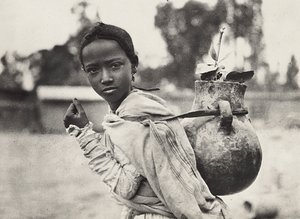 在法西斯主义时代建立一个帝国。阿比西尼亚女孩，1936年5月9日（黑白照片）。 作者 莫迪斯蒂诺·巴尔迪内蒂