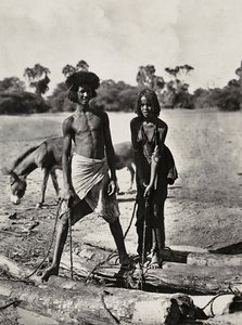 在法西斯时代建立一个帝国。1936年5月9日，Beni-Amer土著人在水井旁（黑白照片）。