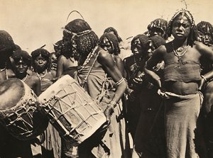 在法西斯时代建立一个帝国。库马纳集团，1936年5月9日（黑白照片）。 作者 莫迪斯蒂诺·巴尔迪内蒂
