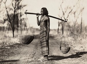在法西斯时代建立一个帝国。库纳马妇女提水，1936年5月9日（黑白照片）。 作者 莫迪斯蒂诺·巴尔迪内蒂