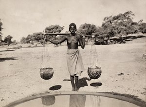 在法西斯时代建立一个帝国。库纳马妇女挑水，1936年5月9日（黑白照片）。 作者 莫迪斯蒂诺·巴尔迪内蒂