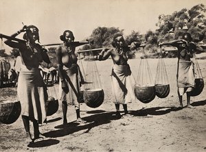 法西斯时代的“建立帝国”：Cunama 妇女挑水，09/05/1936（黑白照片） 作者 莫迪斯蒂诺·巴尔迪内蒂
