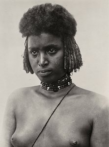 在法西斯时代建立一个帝国：一位比伦妇女，1936年5月9日（黑白照片）。 作者 莫迪斯蒂诺·巴尔迪内蒂