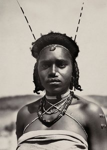 在法西斯时代建立一个帝国：库纳马女孩，1936年5月9日（黑白照片）。 作者 莫迪斯蒂诺·巴尔迪内蒂