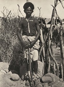 在法西斯时代建立一个帝国：一个库纳马人，1936年5月9日（黑白照片）。 作者 莫迪斯蒂诺·巴尔迪内蒂