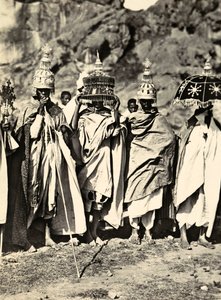 在法西斯时代建立一个帝国：一群阿比西尼亚牧师，1936年5月9日（黑白照片）。 作者 莫迪斯蒂诺·巴尔迪内蒂