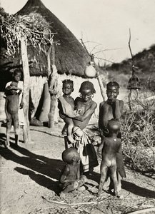 在法西斯时代建立一个帝国：一群来自塔克鲁里部落的男孩，1936年5月9日（黑白照片）。 作者 莫迪斯蒂诺·巴尔迪内蒂