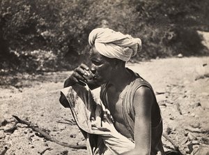 在法西斯时代建立一个帝国：一个游牧民族在喝茶，1936年5月9日（黑白照片）。 作者 莫迪斯蒂诺·巴尔迪内蒂