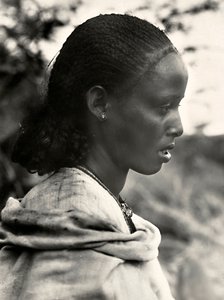 在法西斯时代建立一个帝国：一位阿比西尼亚妇女，1936年5月9日（黑白照片）。 作者 莫迪斯蒂诺·巴尔迪内蒂