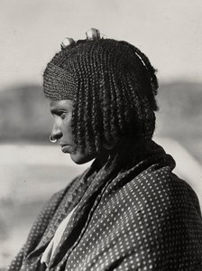 在法西斯时代建立一个帝国：一位亚述妇女，1936年5月9日（黑白照片）。 作者 莫迪斯蒂诺·巴尔迪内蒂