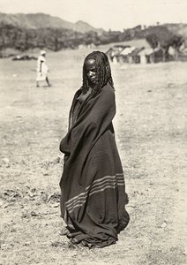 在法西斯时代建立一个帝国：一位哈巴卜妇女，1936年5月9日（黑白照片）。 作者 莫迪斯蒂诺·巴尔迪内蒂