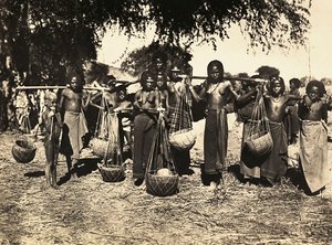 在法西斯时代建立一个帝国：库纳马水的承载者，1936年5月9日（黑白照片）。 作者 莫迪斯蒂诺·巴尔迪内蒂